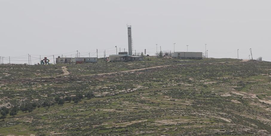 صورة من أرشيف أريج لإحدى البؤر الاستيطانية